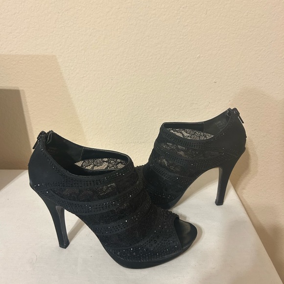 Black laced heels - Picture 2 of 3